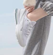 NIKE 女款 AIR MAX PULSE 运动鞋，全新轻质缓震跑步鞋，FD6409-101 - 白色 - 查看 2