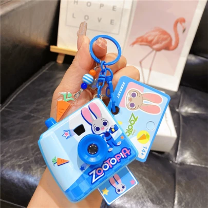 Móc khóa máy ảnh Judy Shiny - Móc khóa máy chiếu Kawaii với chi tiết củ cà rốt, phụ kiện trang trí cho túi xách/chìa khóa, món đồ độc đáo thú vị dành cho các bé gái và người hâm mộ, hoàn hảo để sử dụng hàng ngày/làm quà tặng, bùa may mắn anime có đèn.