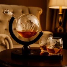 一套豪华地球仪造型威士忌醒酒器，带木质底座，包含一个醒酒器（30盎司）和两个配套酒杯（11盎司），适用于苏格兰威士忌、波本威士忌、利口酒和伏特加，是父亲节、生日和节日的实用礼物。 - 透明色 - 查看 6