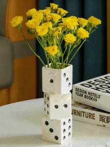 Bình hoa hình xúc xắc là một vật trang trí độc đáo, hoàn hảo để trưng bày hoa khô, hoa hồng, lau sậy và nhiều loại khác. Thiết kế tuyệt đẹp của nó có thể tô điểm thêm nét quyến rũ cho bất kỳ không gian hiện đại nào. - Nhiều màu - Xem 6