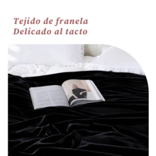 Manta de franela lisa + Cálida y cómoda + Disponible en 3 tamaños / Ideal para dormitorios y salones / Perfecta para relajarse + Material de poliéster + Suave y agradable al tacto + Versátil para múltiples entornos + Fácil de guardar + Práctico artículo para el hogar - Negro - Ver 4