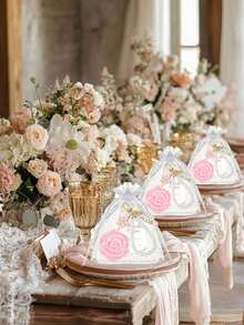 16件/4套优雅花朵珍珠钥匙扣套装，包含4个花朵钥匙扣、4个玫瑰镜子、4张感谢卡和4个白色纱布袋。合金钥匙扣吊坠饰有可爱的花朵和字母珍珠，是情人节礼物、新娘礼物、生日礼物、结婚礼物、求婚派对礼物或新娘纪念品的完美之选。