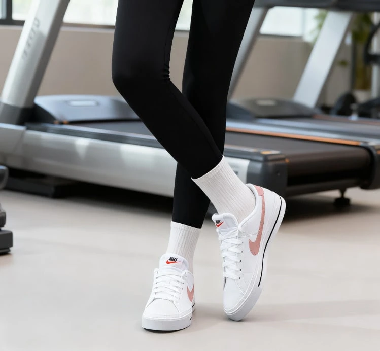 NIKE 女款 Court Legacy 休闲轻便耐穿低帮运动鞋 DH3161-103 - 白色 - 查看 1