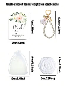 16件/4套优雅花朵珍珠钥匙扣套装，包含4个花朵钥匙扣、4个玫瑰镜子、4张感谢卡和4个白色纱布袋。合金钥匙扣吊坠饰有可爱的花朵和字母珍珠，是情人节礼物、新娘礼物、生日礼物、结婚礼物、求婚派对礼物或新娘纪念品的完美之选。