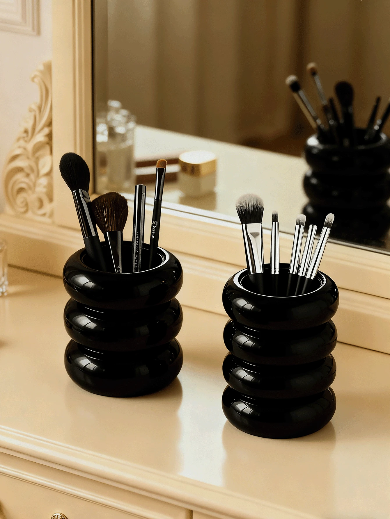 1个高端北欧风甜甜圈造型化妆刷收纳架，多功能笔筒装饰，大容量，适用于家庭和办公室收纳，可放置化妆刷、梳子、粉扑等，亦可作为房间装饰。 - 彩色 - 查看 1