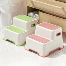 两级台阶凳，塑料防滑表面踏凳，便携式浴室梯，耐用多功能脚凳，儿童脚凳，婴儿马桶凳，洗手池踏凳，儿童脚踏，小凳子，站立凳，增高凳，可站立或坐下，防滑设计，带防滑垫，牢牢抓住地面不会滑动 - 彩色 - 查看 1