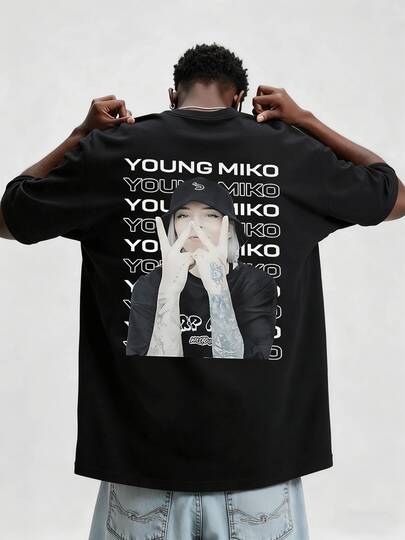 La fuerza musical de Young Miko se plasma en este gráfico con su nombre en un fondo 3D y una figura carismática que expresa su impacto en la cultura urbana y juvenil camiseta de hombre 220g 100% algodón