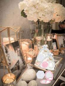 16件/4套优雅花朵珍珠钥匙扣套装，包含4个花朵钥匙扣、4个玫瑰镜子、4张感谢卡和4个白色纱布袋。合金钥匙扣吊坠饰有可爱的花朵和字母珍珠，是情人节礼物、新娘礼物、生日礼物、结婚礼物、求婚派对礼物或新娘纪念品的完美之选。