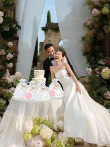 16件/4套优雅花朵珍珠钥匙扣套装，包含4个花朵钥匙扣、4个玫瑰镜子、4张感谢卡和4个白色纱布袋。合金钥匙扣吊坠饰有可爱的花朵和字母珍珠，是情人节礼物、新娘礼物、生日礼物、结婚礼物、求婚派对礼物或新娘纪念品的完美之选。