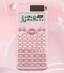 时尚的卡西欧科学计算器系列，多功能设计，是学生和专业人士必备的学术工具。这些时尚多彩的计算器是数学、科学和工程任务的理想之选，也是追求实用性和时尚感的学者不可或缺的精密仪器。型号包括：FX-991CN-X-黑色/FX-991CN-X-蓝色/FX-991CN-X-粉色/FX-991CN-X-灰色。 - 粉色 - 查看 2