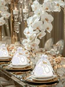 16件/4套优雅花朵珍珠钥匙扣套装，包含4个花朵钥匙扣、4个玫瑰镜子、4张感谢卡和4个白色纱布袋。合金钥匙扣吊坠饰有可爱的花朵和字母珍珠，是情人节礼物、新娘礼物、生日礼物、结婚礼物、求婚派对礼物或新娘纪念品的完美之选。