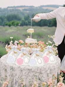 16件/4套优雅花朵珍珠钥匙扣套装，包含4个花朵钥匙扣、4个玫瑰镜子、4张感谢卡和4个白色纱布袋。合金钥匙扣吊坠饰有可爱的花朵和字母珍珠，是情人节礼物、新娘礼物、生日礼物、结婚礼物、求婚派对礼物或新娘纪念品的完美之选。