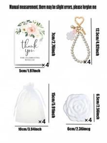 16件/4套优雅花朵珍珠钥匙扣套装，包含4个花朵钥匙扣、4个玫瑰镜子、4张感谢卡和4个白色纱布袋。合金钥匙扣吊坠饰有可爱的花朵和字母珍珠，是情人节礼物、新娘礼物、生日礼物、结婚礼物、求婚派对礼物或新娘纪念品的完美之选。