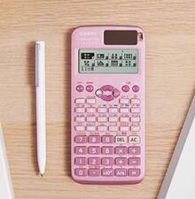 时尚的卡西欧科学计算器系列，多功能设计，是学生和专业人士必备的学术工具。这些时尚多彩的计算器是数学、科学和工程任务的理想之选，也是追求实用性和时尚感的学者不可或缺的精密仪器。型号包括：FX-991CN-X-黑色/FX-991CN-X-蓝色/FX-991CN-X-粉色/FX-991CN-X-灰色。 - 粉色 - 查看 3