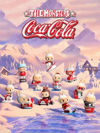  Pop Mart의 Labubu The Monsters Coca-Cola 컬렉션 – 화이트 버니 몬스터 플러시 피규어, 비밀스럽고 부드러운 털과 레드 콜라 악센트(고글, 눈사람, 서핑보드)를 포함한 10가지 이상의 독특한 디자인, 책상 및 선반 장식에 적합한 7.7~10.7cm의 컴팩트한 크기, Pop Mart 팬, 코카콜라 애호가, 청소년 및 성인을 위한 사랑스러운 테마 수집품, 수집가 및 귀여운 애호가에게 완벽한 선물
