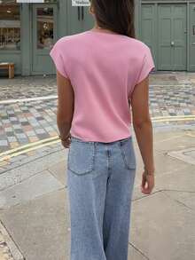 Camiseta sin mangas de punto para mujer, nueva colección primavera/verano, de estilo minimalista y elegante, con cuello redondo, diseño sin mangas, decoración con botón con forma de corazón, top corto y ajustado en color rosa, adecuado para uso casual, trabajo, viajes, citas, ceremonias de graduación y fiestas - Rosa - Ver 6