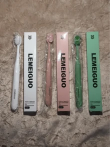 包裝高級牙刷，適合旅行攜帶，輕巧易用，為敏感牙齒提供額外牙齦保護。超軟毛牙刷為敏感牙齦提供額外保護，防止口臭與牙齦出血。 - 彩色 - 查看 18