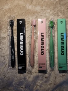 包裝高級牙刷，適合旅行攜帶，輕巧易用，為敏感牙齒提供額外牙齦保護。超軟毛牙刷為敏感牙齦提供額外保護，防止口臭與牙齦出血。 - 彩色 - 查看 21