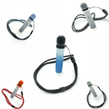 1条带防尘罩的可调节电子烟挂绳，防丢防尘设计，小型电子烟时尚配件