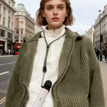 1条带防尘罩的可调节电子烟挂绳，防丢防尘设计，小型电子烟时尚配件