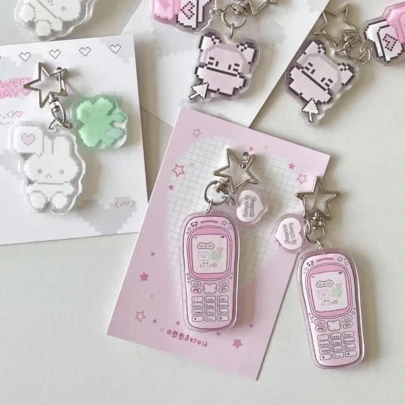 1个可爱卡通像素艺术钥匙扣 - 复古8位像素风格，饰有爱心和三叶草，浅粉色和白色，萌萌的兔子造型，非常适合挂在包包或钥匙上，是绝佳的新年礼物