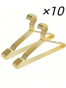 17英寸重型金色金属衣架，采用不锈钢材质，宽大的挂钩间距，非常适合悬挂外套和西装，是现代衣橱的必备收纳神器。这款衣架经久耐用，可支撑各种面料的衣物，节省空间，表面防滑，配有结实的金属挂钩，是日常使用、春季衣橱焕新和换季衣橱整理的理想之选。品质卓越，经久耐用，是家庭或精品店衣橱的多功能衣架。