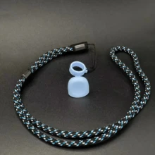 1条带防尘罩的可调节电子烟挂绳，防丢防尘设计，小型电子烟时尚配件