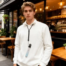 1条带防尘罩的可调节电子烟挂绳，防丢防尘设计，小型电子烟时尚配件