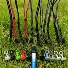 1条带防尘罩的可调节电子烟挂绳，防丢防尘设计，小型电子烟时尚配件