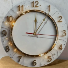 1 件优雅金色框架 10-12 英寸圆形挂钟 - 安静、易于安装、电池供电（不含 AA 电池） - 适用于家庭、工作室、厨房、卧室、车库、音乐厅装饰、客厅挂钟