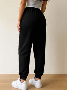 Descarga pantalones deportivos para mujeres Jogger, conjunto deportivo negro, pantalones con puños en el tobillo, ropa de gimnasio cómoda, atuendo casual femenino, look deportivo urbano - Negro - Ver 3