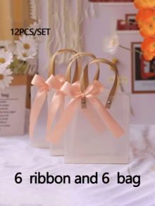 三色透明礼品袋，带蝴蝶结丝带，尺寸为 5.91*5.12*2.76 英寸，适用于生日、伴娘礼物、糖果、珠宝、婚礼、情人节、购物等场合。 - 多色 - 查看 9