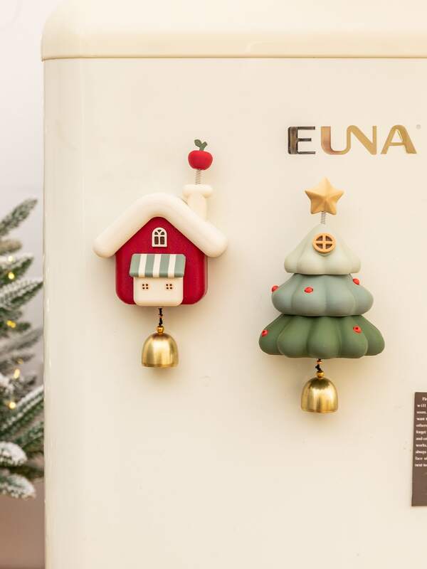 AYING 1pc Creative Cute 3D Christmas Tree Cottage Fridge Magnet, Cartoon Magnetic Decal With Bell,Wall And Door Decorations,Suitable For Office Whiteboards, Dishwasher Decor, Pegboard Magnetic Door Decor, Kitchenware, Home Christmas Decor, Fun Christmas Gift, Birthday Present,New Year Decoration