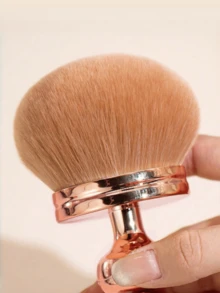 升级版大号散粉刷，超大号柔软刷毛散粉刷，大号印章式化妆刷，适合所有肤质，深受初学者和专业化妆师喜爱，方便旅行携带，是圣诞节、新年和情人节的理想礼物。