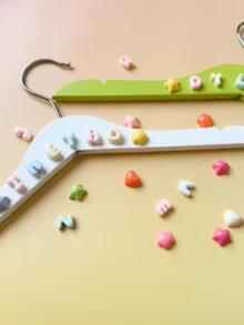 شماعات أسماء الأطفال الخشبية المخصصة، ديكور منزلي جميل، حفلة نوم، حفل زفاف، هدايا الحفلات - متعدد الألوان - مشاهدة 2