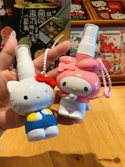 三丽鸥Hello Kitty 100毫升可爱卡通便携旅行可灌装喷雾瓶，可作面部喷雾、香水、驱蚊剂、酒精等使用，适合作为圣诞节、新年礼物。