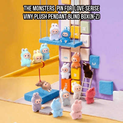 Pop Mart LABUBU Monster Heart Password/Love Badge Series 4.0 Mini Plush Vinyl Pendant (N-Z) Blind Box - Búp bê sưu tầm bí ẩn dễ thương kèm dây đeo và các chữ cái kim loại A-Z có thể tháo rời để cá nhân hóa; Móc khóa túi Kawaii để trang trí ba lô, ví, áo khoác hoặc khóa kéo; Phụ kiện búp bê nhồi bông mềm mại; Món quà bất ngờ hoàn hảo cho Halloween, Giáng sinh, Ngày Valentine, Sinh nhật và Kỷ niệm; Búp bê nhồi bông hỗ trợ tinh thần giúp giảm lo âu.