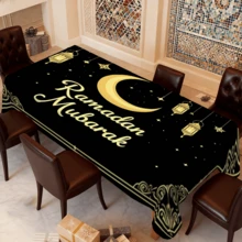 这款斋月主题桌布套装包含 1/20 张桌布，黑色底布上饰有金色新月、灯笼和“斋月吉祥”字样。这款奢华桌布适用于家庭厨房、餐厅、派对和户外使用。它经久耐用且易于保养，是理想的家居装饰品。 - 彩色 - 查看 5