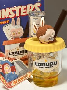 LABUBU THE MONSTERS 奇趣超市香氛盲盒，官方授权角色系列，5合1实用套装（2瓶香氛+香氛杯+香氛棒+7块人造冰块），饰有可爱的LABUBU元素，做工精良，带来愉悦的香氛体验。这款可爱的桌面或置物架装饰品可以提升您的生活和工作环境氛围。 - 彩色 - 查看 10