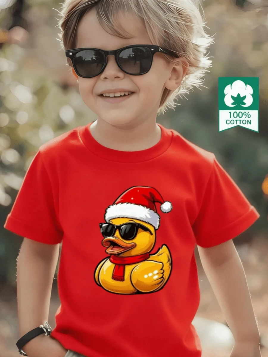 Esta nueva camiseta de manga corta para niño está hecha 100 % de algodón y luce un elegante estampado navideño de patos amarillos. Es informal y versátil, con un tejido suave y agradable para la piel que protege la delicada piel de los niños, permitiéndoles moverse con libertad y comodidad durante las reuniones familiares, las actividades escolares o los juegos al aire libre. - Rojo - Ver 1