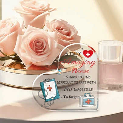 1个亚克力心形挂饰，10x10厘米，饰有鼓舞人心、温暖人心的文字。设计简约清新，是家居装饰和节日礼物的完美之选。也是送给医护人员的理想护士节礼物。