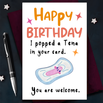 1张搞笑生日贺卡，适合送给丈夫、男友、妻子、女友、家人、兄弟姐妹、伴侣、同事和同学，上面写着“我在你的贺卡里塞了一颗Tena”，是完美的生日礼物。