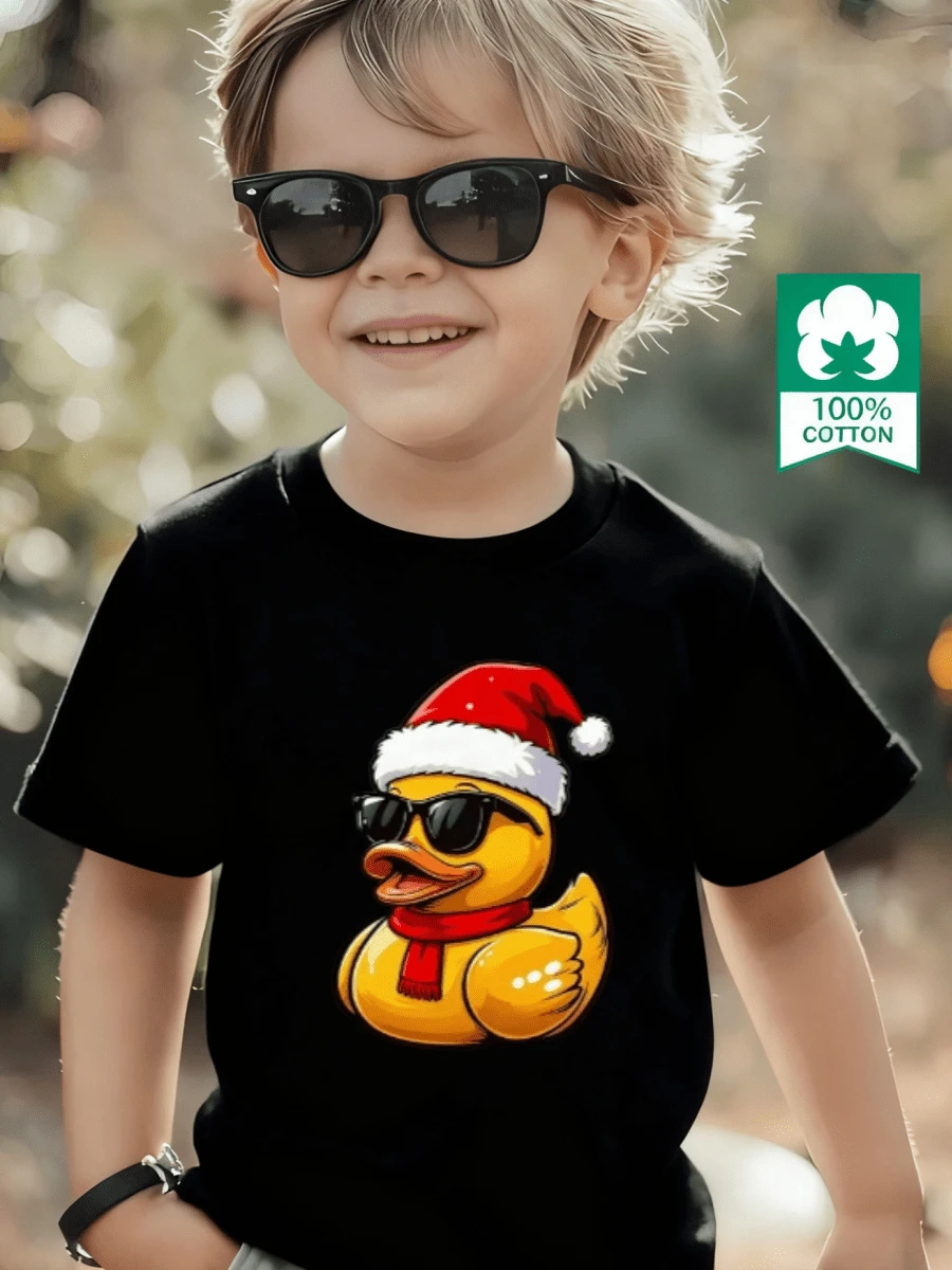 Esta nueva camiseta de manga corta para niño está hecha 100 % de algodón y luce un elegante estampado navideño de patos amarillos. Es informal y versátil, con un tejido suave y agradable para la piel que protege la delicada piel de los niños, permitiéndoles moverse con libertad y comodidad durante las reuniones familiares, las actividades escolares o los juegos al aire libre. - Negro - Ver 1