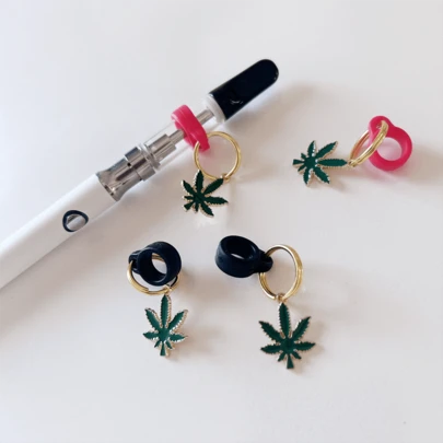 2个混色防丢防滑电子烟笔挂件，适用于钢笔和电子烟，绿叶挂件，420配件，510电子烟电池挂件