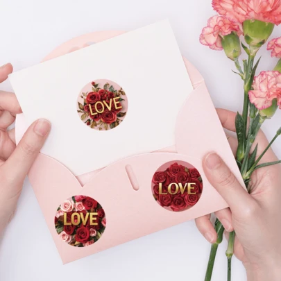 500张/卷 玫瑰花束金色LOVE贴纸。母亲节快乐。理想礼物。尺寸：2.5厘米/1.0英寸。适用于礼品包装、派对装饰、杯子装饰、节日礼物和其他装饰贴纸。