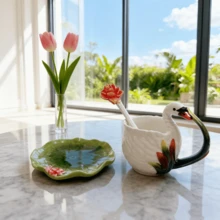 一套陶瓷3D手绘花兽茶杯碟套装，包括1个咖啡杯（容量：200毫升）、1个圆形碟子和1个蝴蝶花朵勺子。 - 彩色 - 查看 9