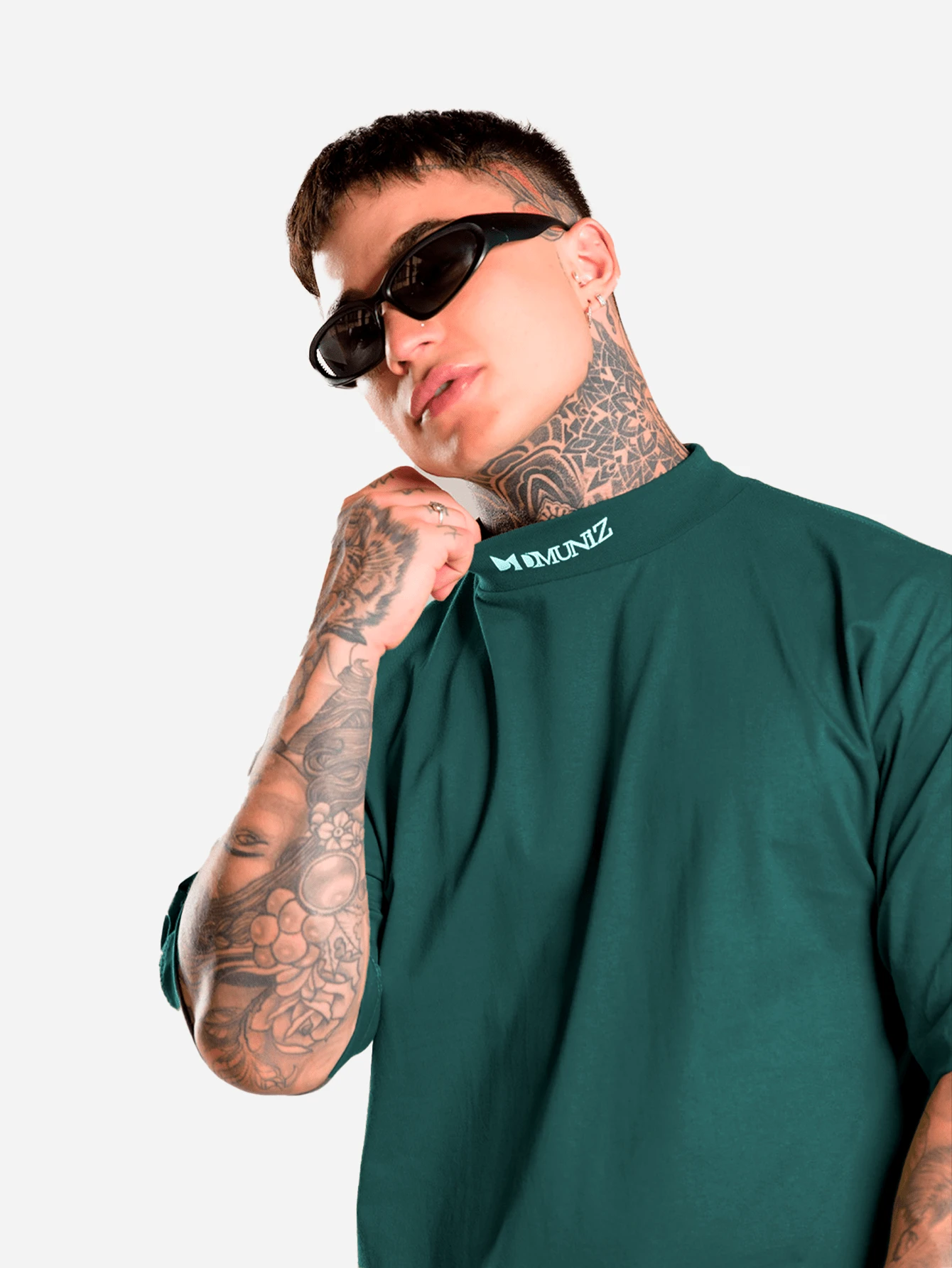 DMUNIZ Oversized Streetwear T-Shirt With Turtleneck And Red Green Christmas Print On The Collar - Royal Green - View 1