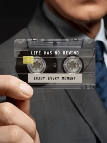 1个创意磁带造型信用卡夹，附赠励志贴纸“人生没有重来，享受每一刻”，PVC材质，防指纹，耐用防刮，男女通用，可收纳小型芯片卡、银行卡、信用卡、交通卡、学生证等，DIY