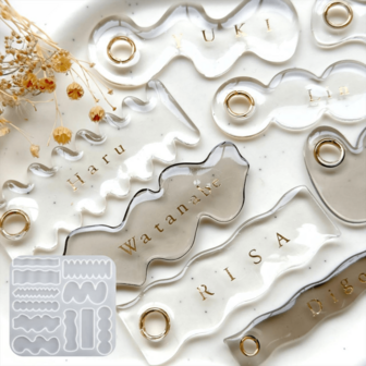 1个波纹形多图案DIY硅胶模具，可用于制作发夹、钥匙扣、珠宝吊坠、巧克力、蛋糕装饰、糖果、蜡烛、香皂、香薰石、树脂粘土、手工饰品等，适合生日烘焙、返校季等场合。