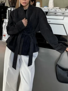 一件女士纯色仿麂皮夹克，带口袋和腰带，适合春秋季穿着。 - 黑色 - 查看 4
